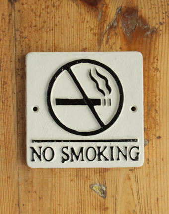 NO SMOKINGのサインプレート