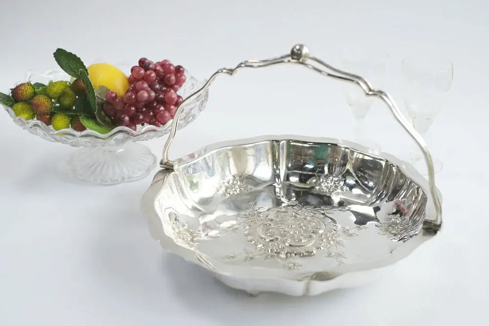アンティーク シルバープレートハンドルバスケット 花 イギリス シンプルな形に花装飾 折り畳み式ハンドル
