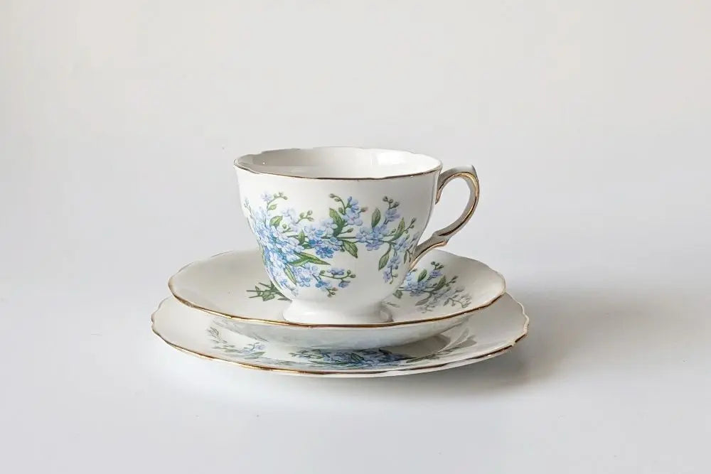 ヴィンテージティーカップトリオ Queen Anne 勿忘草 勿忘草をモチーフとした美しいトリオセット イギリス