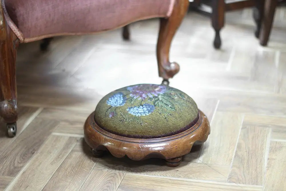 アンティークフットスツール 花のビーズ刺繍 オットマン