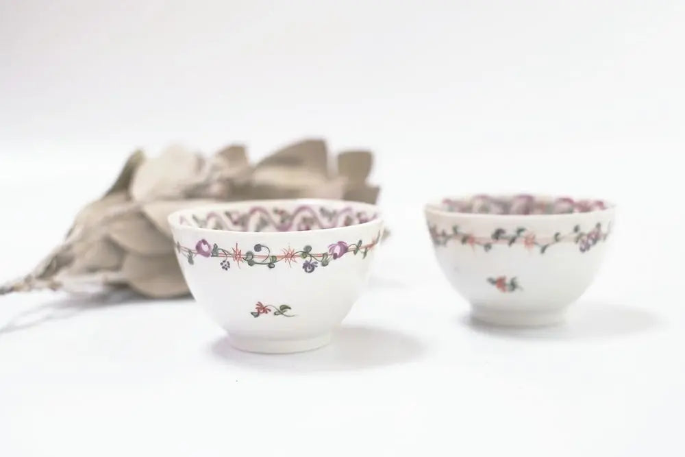 アンティーク食器/ ティーボウル 花 イギリスの王侯貴族の茶会で使用