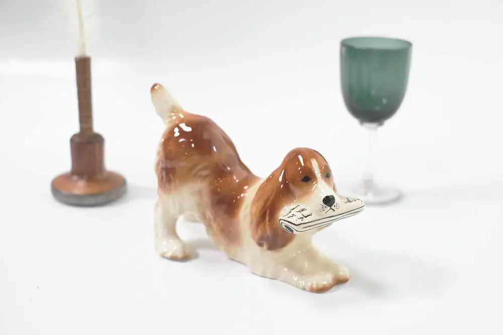 ヴィンテージフィギュリン犬 新聞を咥えた可愛らしいポーズ 陶器オブジェ