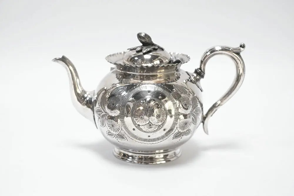 アンティーク シルバープレートティーポット A. E. FURNISS & SONS お花をモチーフにした優雅な装飾