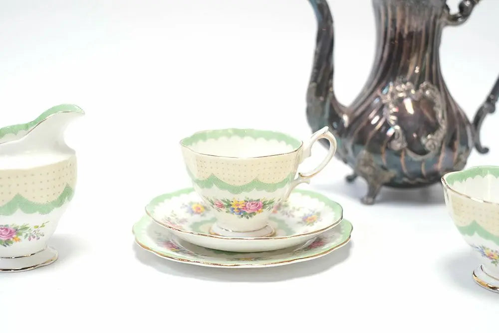 アンティークRoyal Albert(ロイヤルアルバート)ティーカップトリオ イギリス BONE CHINA/アンティーク食器