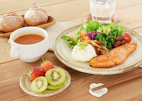 料理の乗った美濃焼の手作りのプレート6
