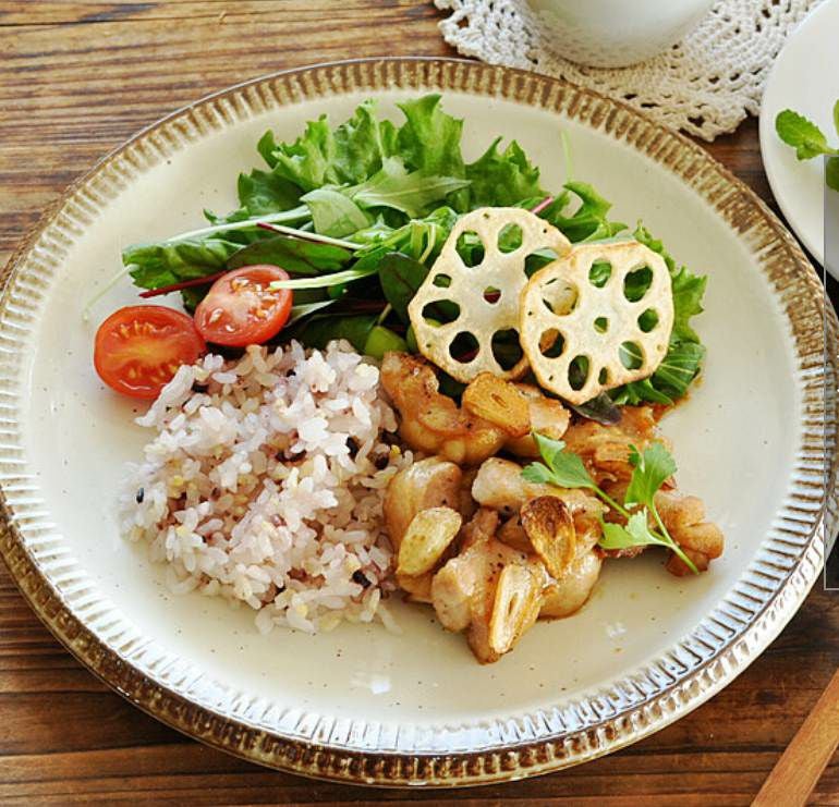 おかずの乗った美濃焼の手作りのプレート7