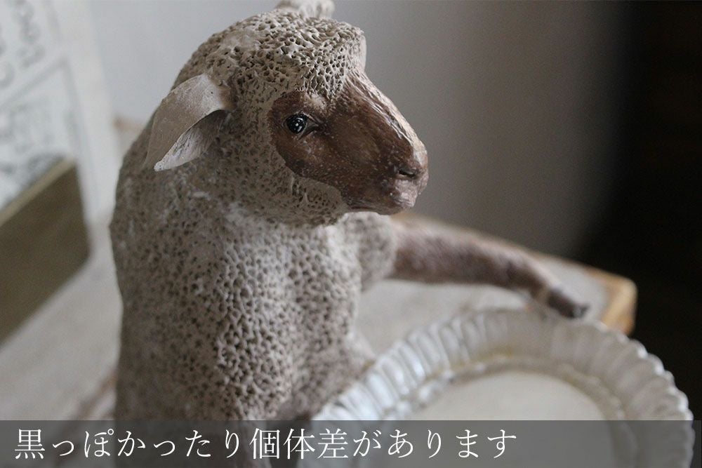 トレーを抱えた動物の置き物9