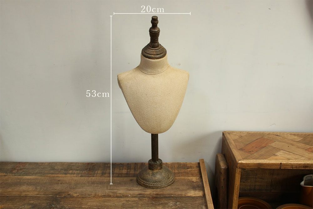 ネックレスの上品に見せるトルソー1