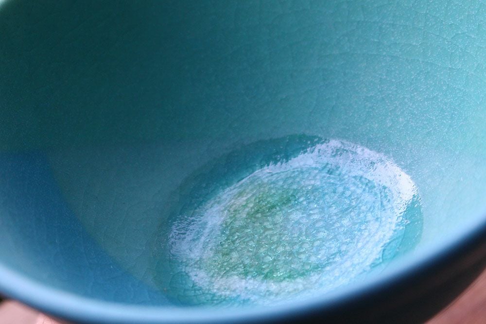 ガラス釉が美しい青色の茶碗5