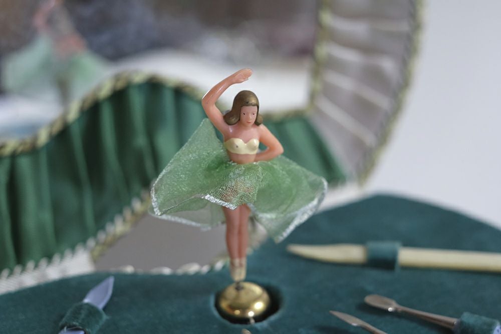 ハート型のオルゴールと踊るバレリーナのマニキュアセットのバレリーナ人形3