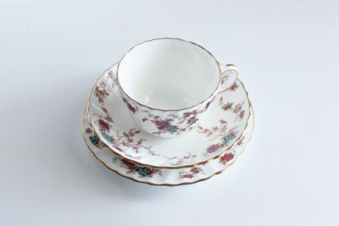 プリントされたトランスファーピンクとブルーの花、金色の縁に手描きのフルーティングを施された英国MINTON(ミントン)のティーカップ2