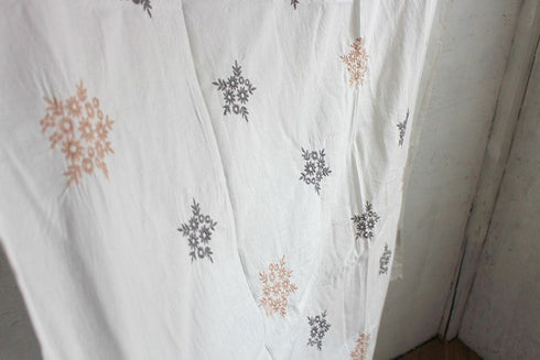 雪の結晶のような刺繍2