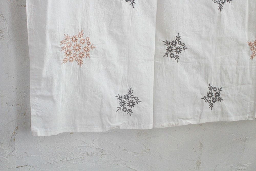 刺繍が散りばめられています3