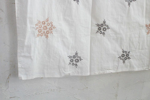 刺繍が散りばめられています3