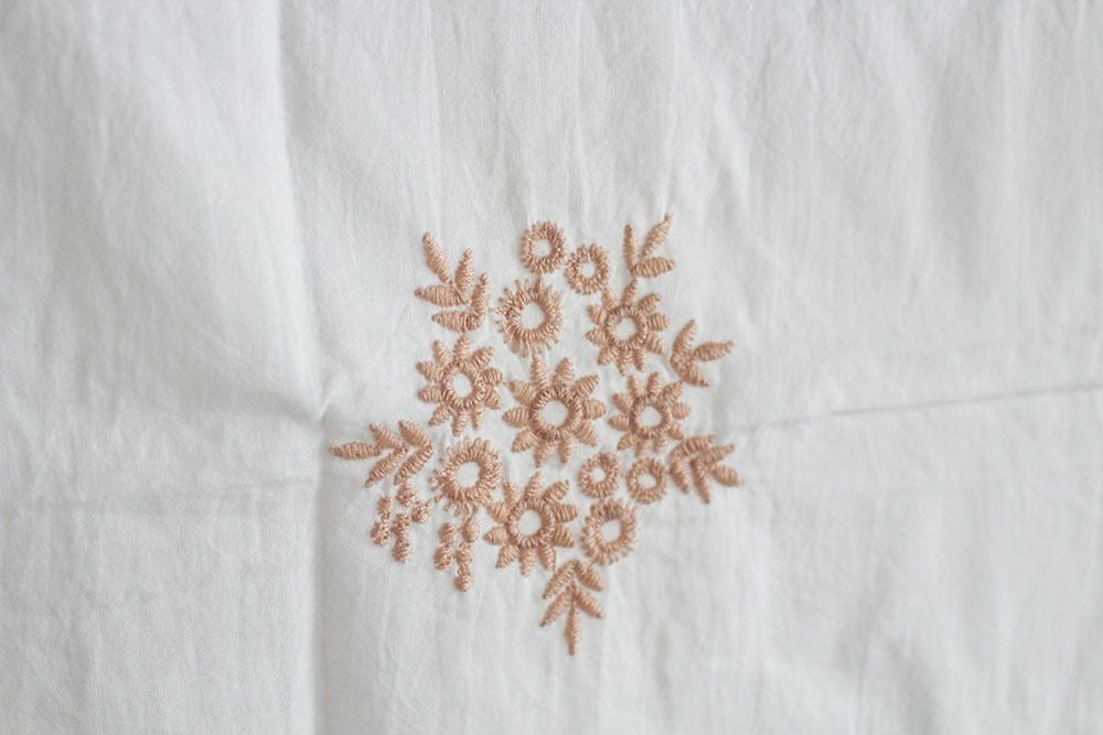 カーテンの花の刺繍4