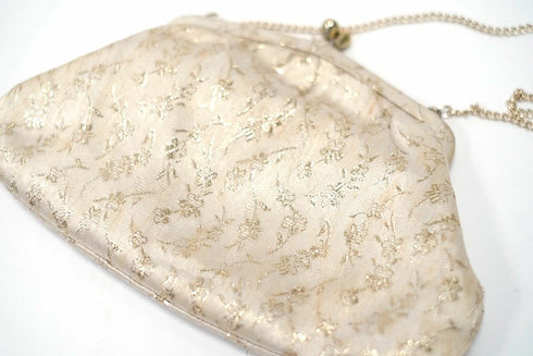 草花の刺繍が入っています5