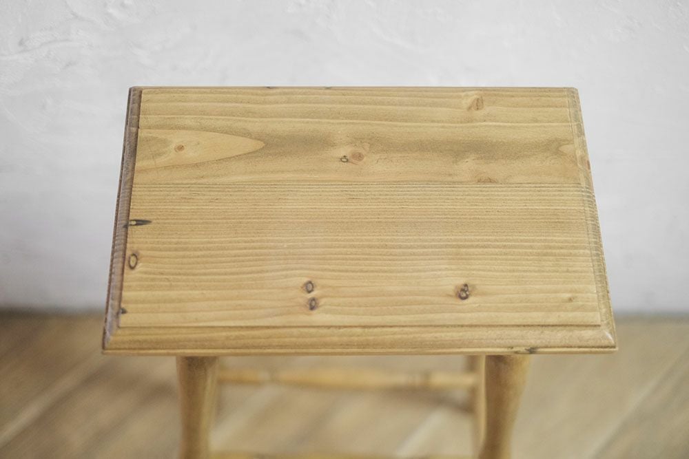 素朴なパインのフラワースタンドHIGH 木製の背の高いろくろ脚の花台