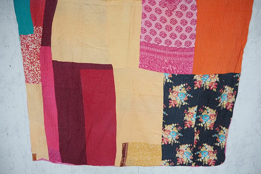 インド刺し子 Kanthaカンタキルト 厚手大判サイズ 約149x231センチ KANTHA(カンタ)・パッチワーク刺し子の大判ファブリック/A