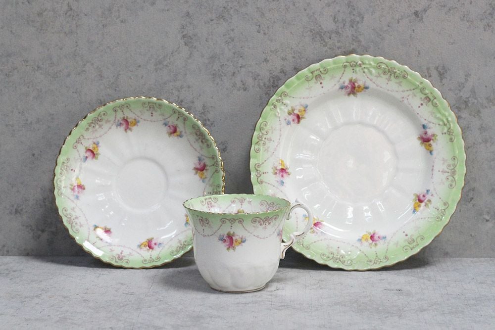 アンティークティーカップトリオ イギリス ROYAL ALBERT(ロイヤル