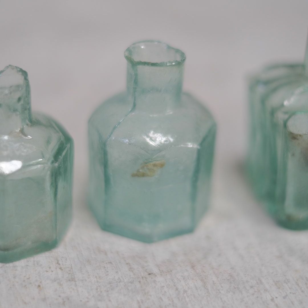 アンティークインクボトル 100年以上前に作られたガラス製の小瓶44