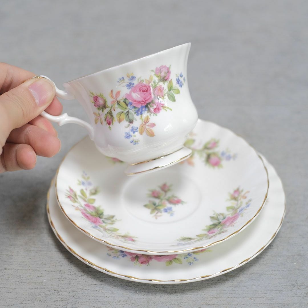 ヴィンテージティーカップトリオ Royal Albert ロイヤルアルバート MOSS ROSE モスローズ44