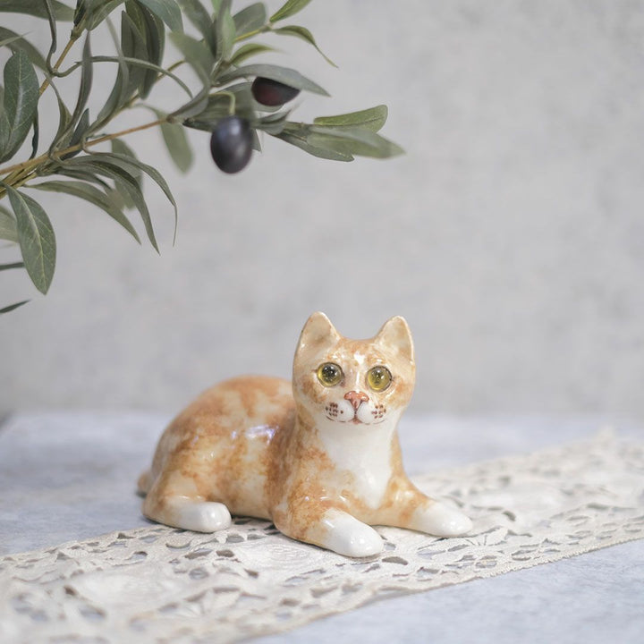 ヴィンテージ ウィンスタンレーキャット 寝そべる茶トラ子猫 イギリス 陶芸作家Jenny Winstanley 置物 ケンジントンキャット