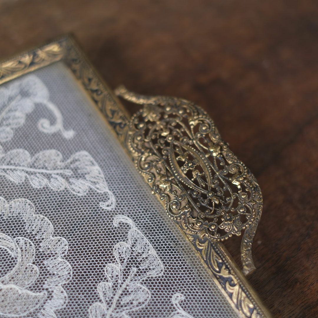 ヴィンテージ プチポワン ドレッシングトレイ ガラスの中に収められた刺繍が美しい ドレッサー用トレイ54