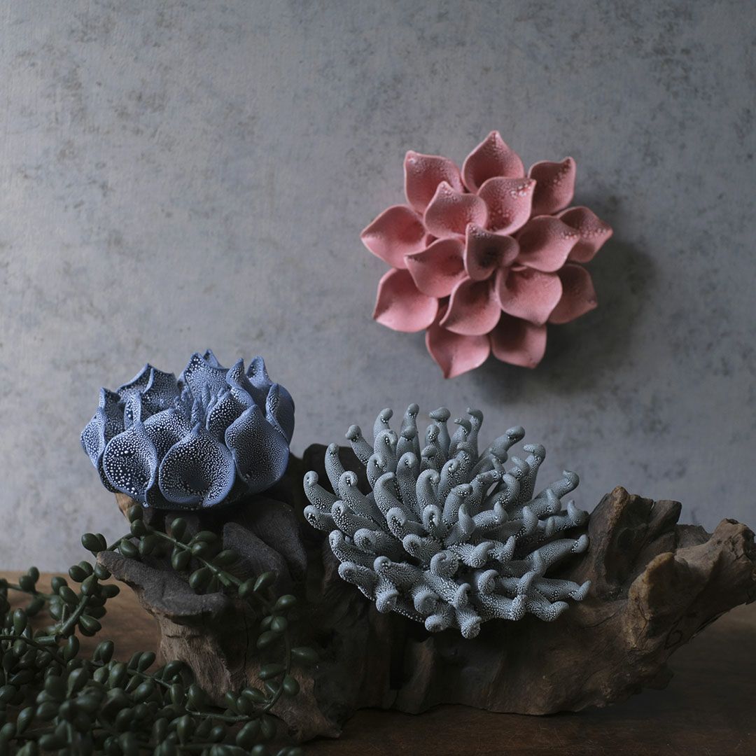 ABYSSALブルーの花と異界の植物を思わせるオブジェを並べたファンタジー装6