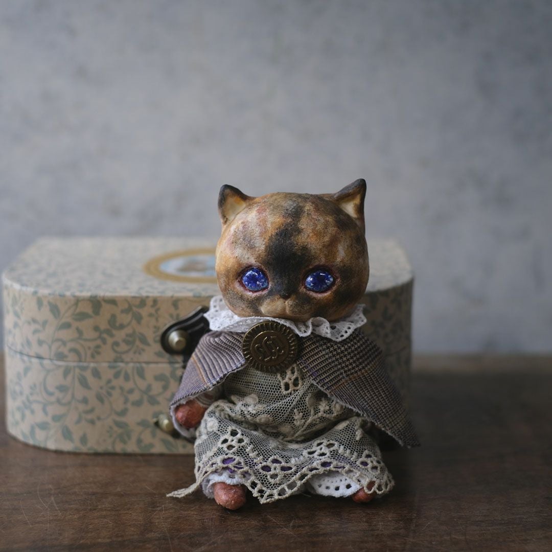 サビ猫ドールと専用のアンティーク調ギフトボックス。贈り物にも最適なオリジナル箱付き3