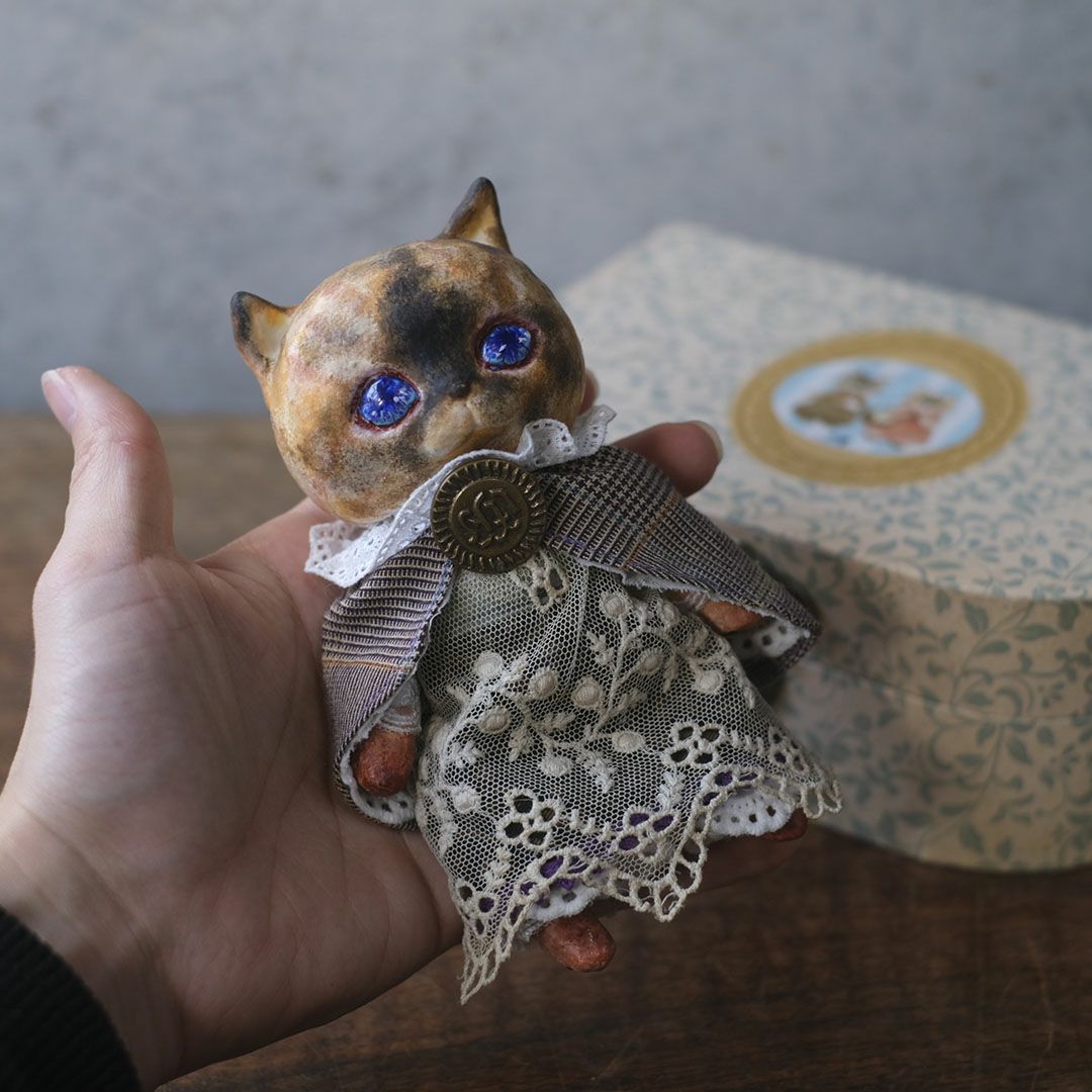 手のひらサイズの猫ドール。奏ちよこ作、持ち歩きやインテリアに馴染むコンパクトなハンドメイド作品9