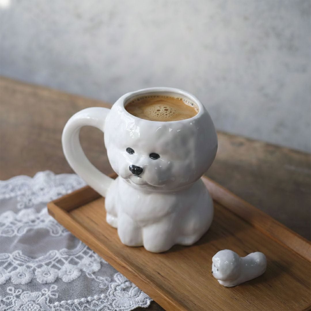 ビション・フリーゼのマグカップに注がれたホットコーヒー1