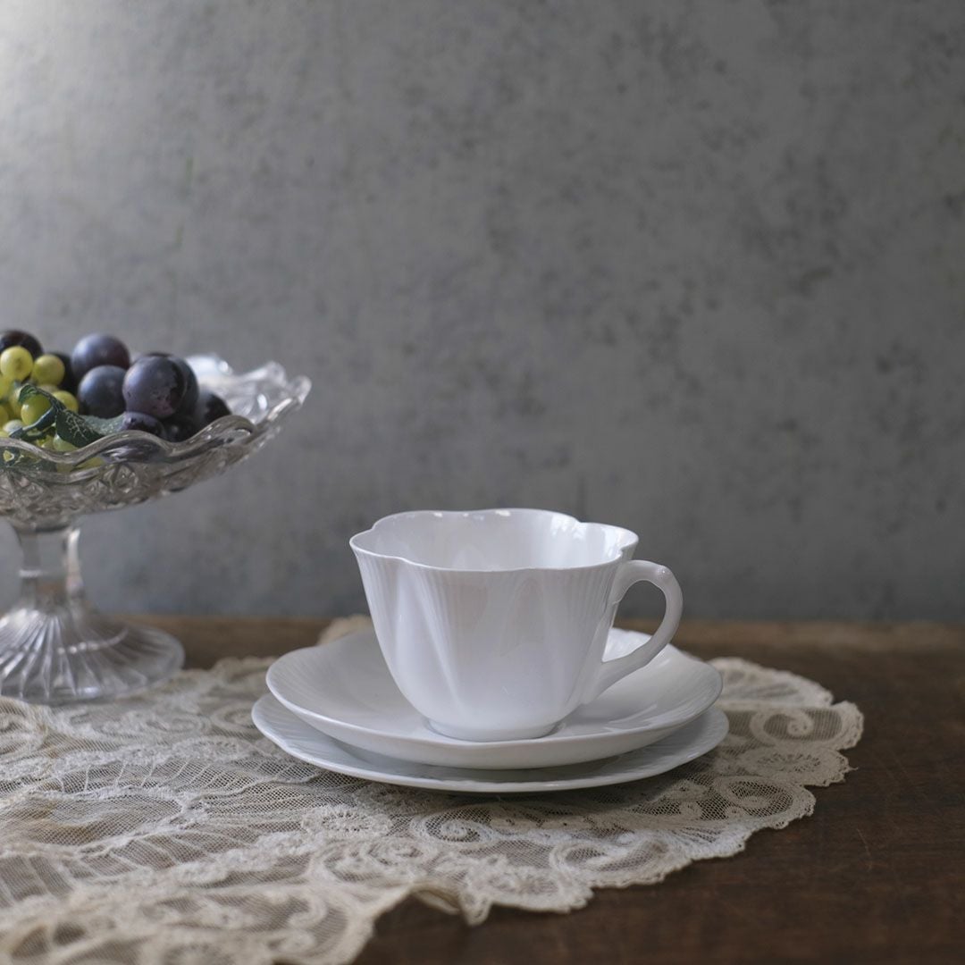 ヴィンテージティーカップトリオ SEHLLY シェリーDAINTY WHITE 白色の