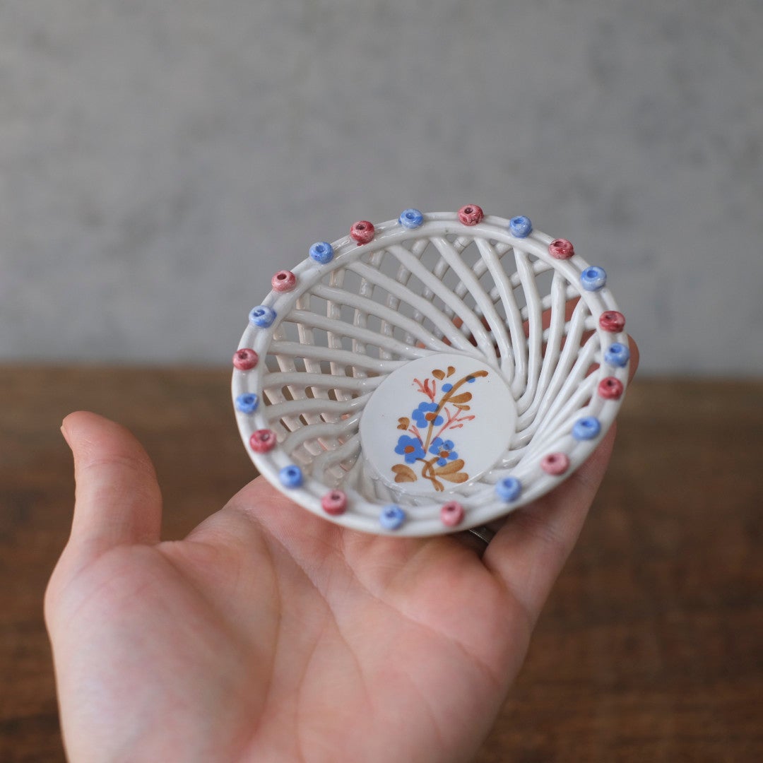 ヴィンテージ 小さな陶器のバスケット 白磁 透かし編み 花絵付け 小物入れ イタリア33