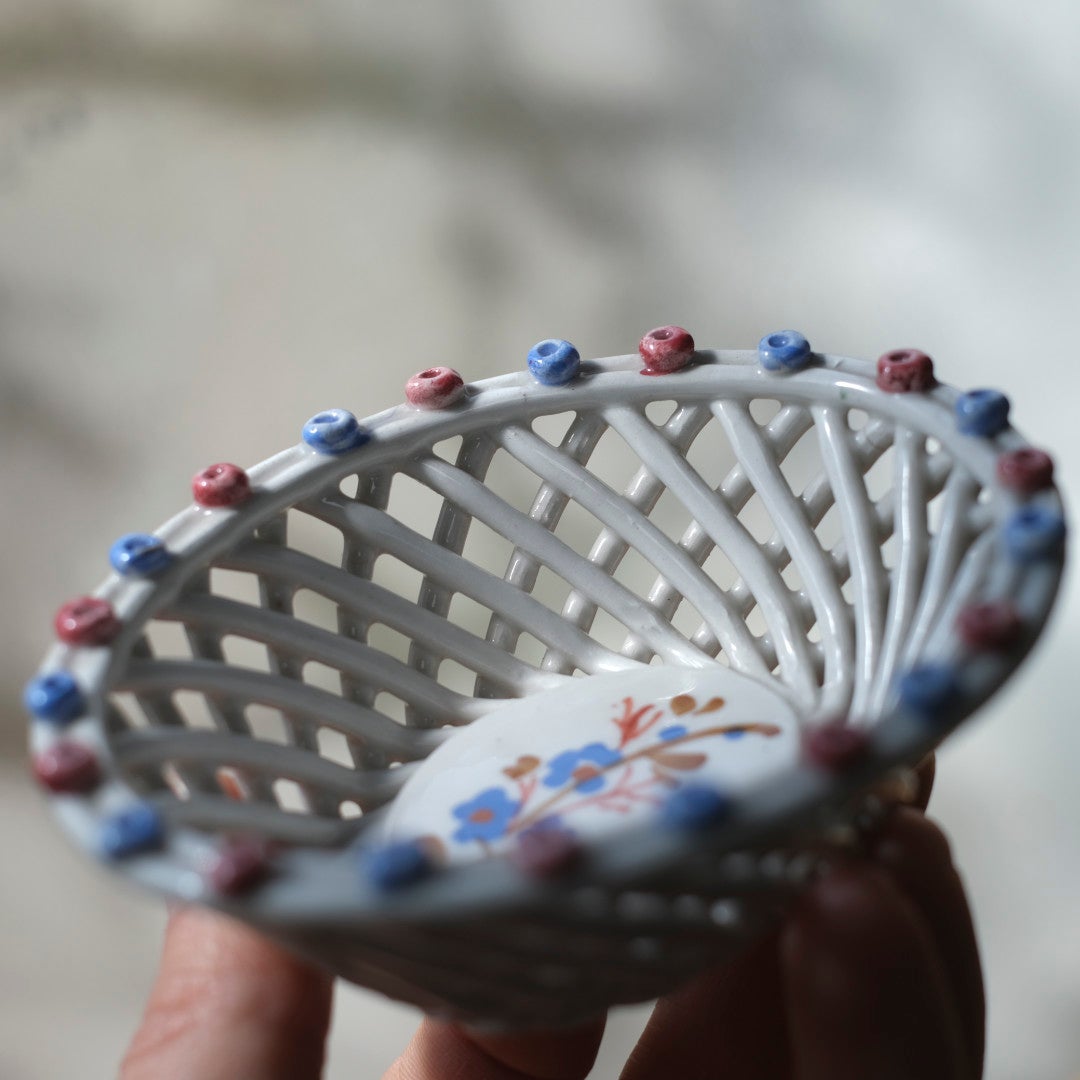 ヴィンテージ 小さな陶器のバスケット 白磁 透かし編み 花絵付け 小物入れ イタリア44