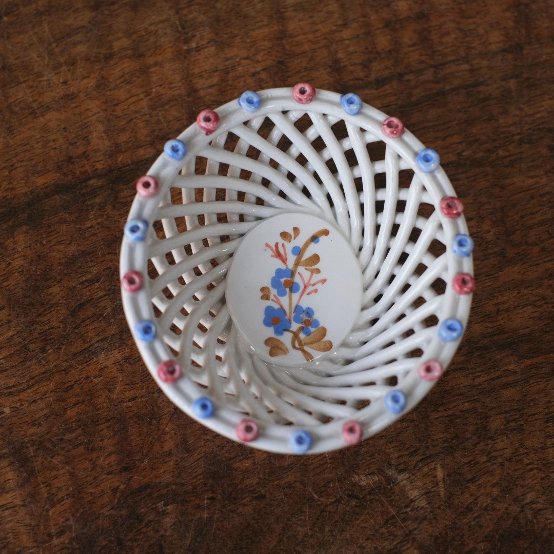 ヴィンテージ 小さな陶器のバスケット 白磁 透かし編み 花絵付け 小物入れ イタリア55