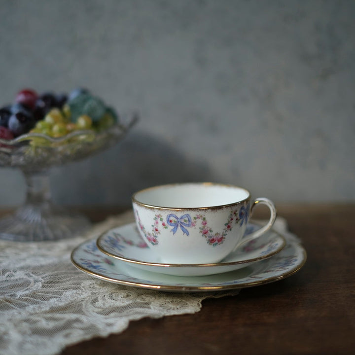 アンティーク Balmoral China リボンと薔薇のティーカップトリオ イギリス