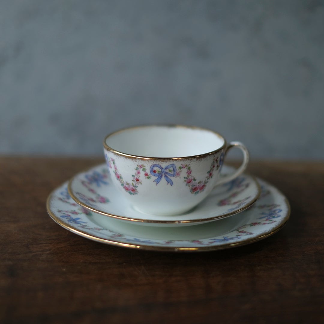 アンティーク Balmoral China リボンと薔薇のティーカップトリオ イギリス