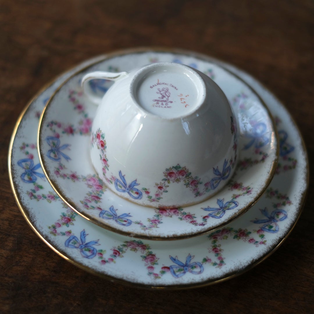アンティーク Balmoral China リボンと薔薇のティーカップトリオ イギリス