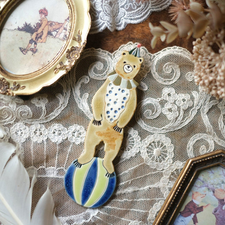 玉乗りくま壁掛けオブジェ Pottery Studio K 陶器製手作り