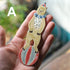 玉乗りくま壁掛けオブジェ Aデザイン 手に持ったサイズ感 幅4.8cm 高さ14.5cm4