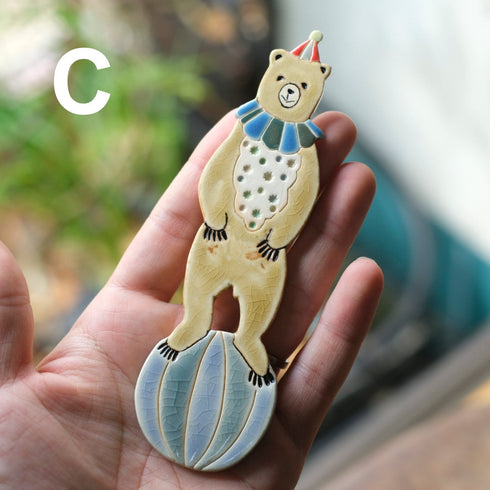 玉乗りくま壁掛けオブジェ Cデザイン 手に持ったサイズ感 Pottery Studio K8