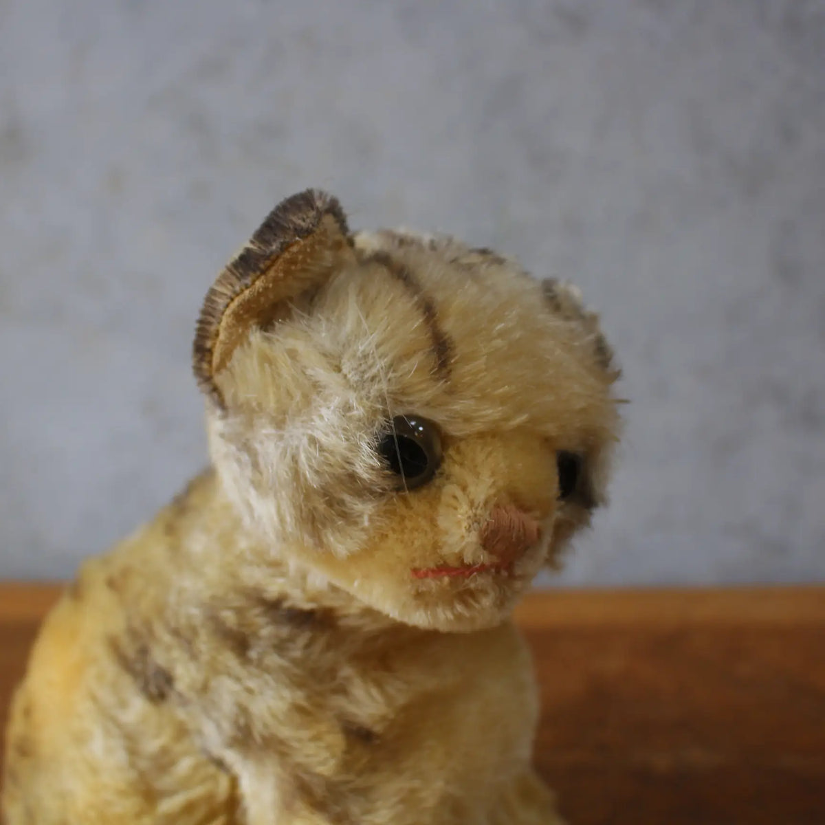 アンティーク シュタイフ モヘアのぬいぐるみ お座り猫 縞模様の仔猫