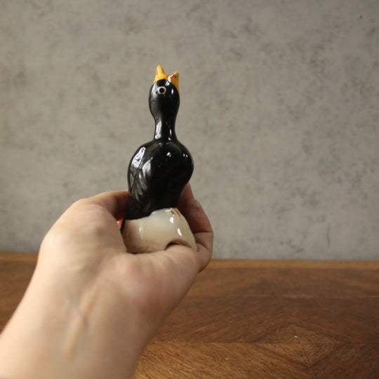 アンティーク ブラックバードパイファネル 陶器の鳥 イギリス 1960年代頃 手に持った大きさの比較