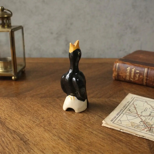 アンティーク ブラックバードパイファネル 陶器の鳥 イギリス 1960年代頃 ランタンや古書と合わせた飾りイメージ