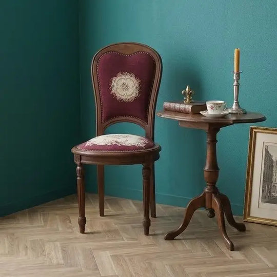 アンティークチェア プチポワン刺繍 フランス 1900年代初期 サイドテーブルと合わせたインテリアイメージ