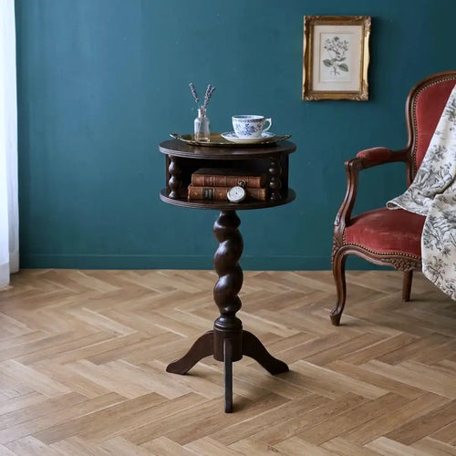 アンティーク 2段 丸サイドテーブル ねじり脚 フランス 1920年代 お部屋での使用イメージ。天板にトレイと本、花を飾った様子