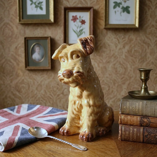 ヴィンテージ シルバック 犬の置物 イギリス 20世紀半ば頃 ― 本やユニオンジャックと飾ったイメージ