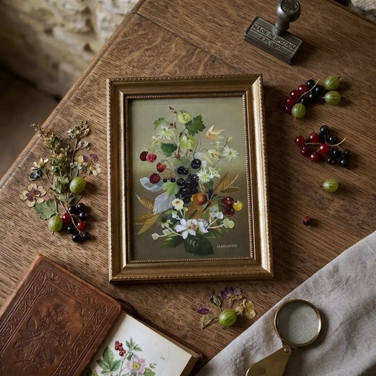 ヴィンテージ油彩画 木の実と花の静物 イギリス 1960年代頃 アンティークの木のテーブルに置いた全体イメージ