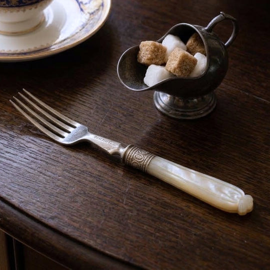 アンティーク デザートフォーク マザーオブパール イギリス 1900年代初期 ティーカップとともに置いた使用イメージ