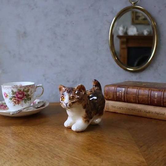 ウィンスタンレイ 子猫のフィギュリン イギリス 1980-1990年代頃 ティーカップや本と並べて飾ったイメージ